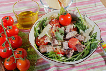 salade d'agneau et de roquette aux copeaux de parmesan et aux tomates cerise