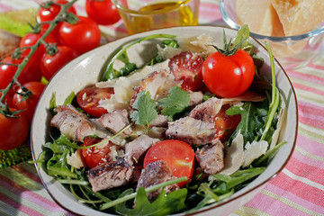 salade d'agneau et de roquette aux copeaux de parmesan et aux tomates cerise