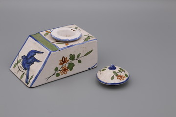 Encrier ancien en porcelaine décoré peint