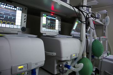 Apparatus for artificial lung ventilation. Rescue measures for severe lung diseases. Production of...