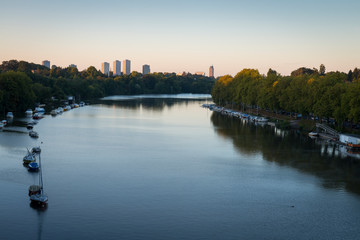 Panorama sur la ville avec rivi&egrave;re en automne au lev&eacute; du jour &agrave; Nantes en France