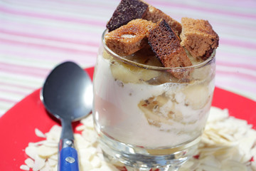Verrine de pain d'épices,bananes poêlées à l'anis vert et crème au fromage blanc