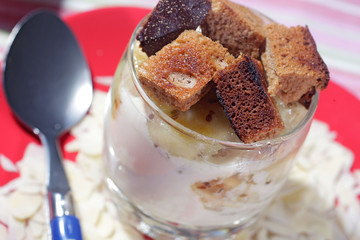 Verrine de pain d'épices,bananes poêlées à l'anis vert et crème au fromage blanc