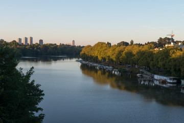Panorama sur la ville avec rivière en automne au levé du jour à Nantes en France