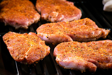 Schweine-Steaks am Grill