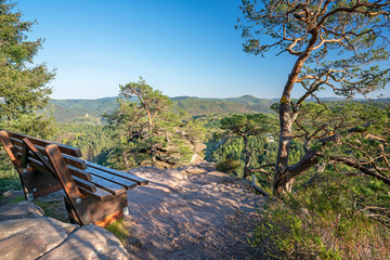 Ausblick vom Schl&uuml;sselfelsen &uuml;ber den Pf&auml;lzerwald und zur Burg Berwartstein