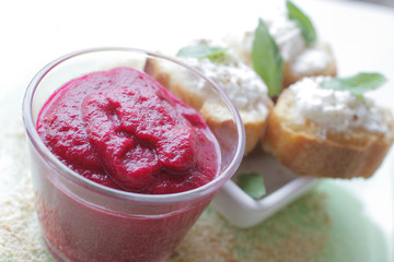 Gaspacho de betterave et croquant de froamge frais