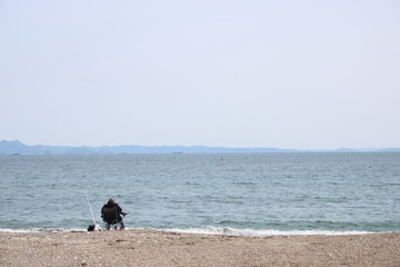 海岸と釣り人