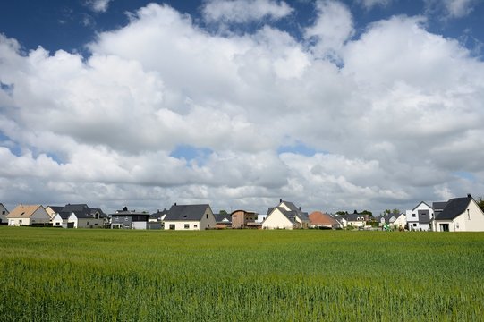 Urbanisation des terres agricoles, lotissement r&eacute;cent en bordure de champ