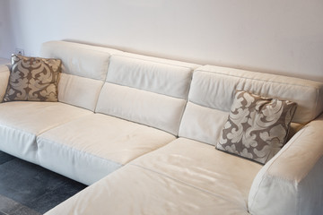 Fototapeta na wymiar divano in pelle bianco casa arredamento divani 