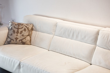 Fototapeta na wymiar divano in pelle bianca casa arredamento 