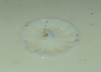 gotas de leche estallando en el plato 
