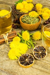 Herbal tea infusion of fresh dandelion leaf, with yellow blossoms. Medicinal plant dandelion (Taraxacum officinale). Traditional medicine. Medicinal herb.