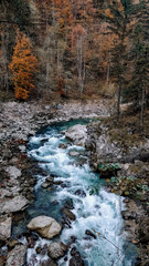 Bergbach in Scheffau, Österreich im Herbst