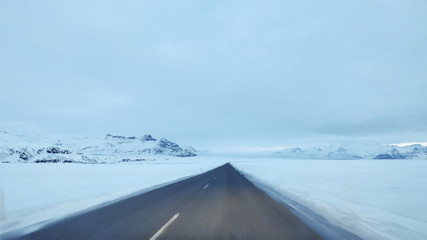 Straße im Winter mit Schnee