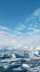 Fototapeta na wymiar Glacier Lagoon in Island Eisberge im Wasser