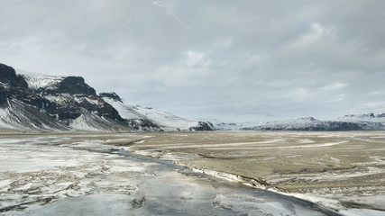 Winterlandschaft in Island an einem bewölktem Tag