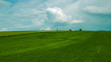 Piękne niebo nad wiosennymi polami. Ciekawe formacje chmur.