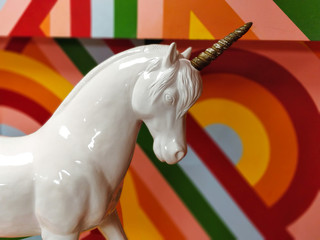 Einhorn mit buntem Hintergrund