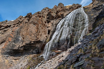 Fototapeta na wymiar Mountain waterfall 