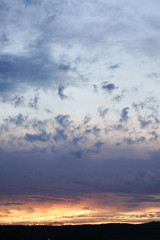 Horizont mit Wolken kurz nach Sonnenuntergang 