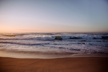 Fototapeta na wymiar Wellen im Meer und nasser Sandstrand