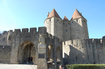 Fototapeta na wymiar Puerta principal de entrada a la ciudad medieval amurallada de Carcassone, las torres de defensa en segundo plano
