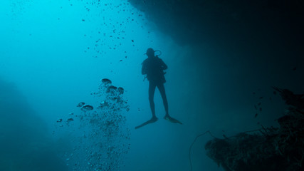Buceadores en el fondo del mar con burbujas