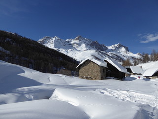 Fototapeta na wymiar Chalet in French Alps in Winter (vallée de la Clarée) 