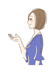 笑顔で手を差し出す女性の横顔