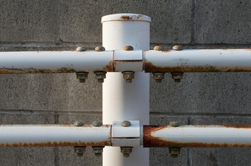 錆びている白いガードレール