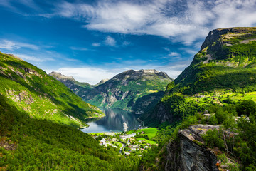 Naklejka na ściany i meble Blick auf den Geirangerfjord in Norwegen