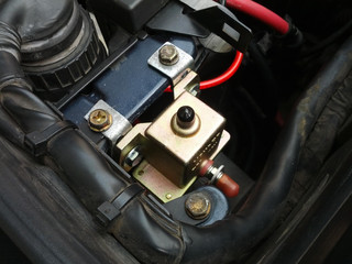 Starter relay 12 volts in the car