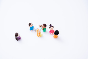 手作り紙粘土人形　複数の友人と集まって親しく話をする様子