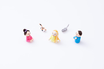 手作り紙粘土人形　ソーシャルディスタンスを保って会話する3人