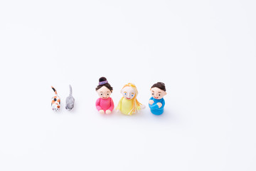 手作り紙粘土人形　3人で親しく語り合う様子
