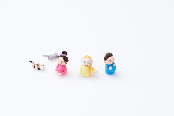 手作り紙粘土人形　ソーシャルディスタンスを保って会話する3人