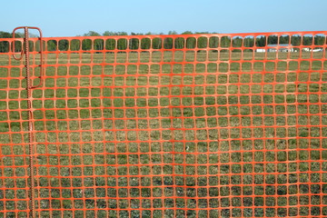 Absperrung aus Plastik in leuchtendem Orange im Frühling auf dem Segelflugplatz bei Sonnenschein in Oerlinghausen bei Bielefeld am Hermannsweg im Teutoburger Wald in Ostwestfalen-Lippe