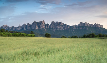 Paisaje del parque natural de la Montaña de Montserrat al amanecer (Cataluña, España).