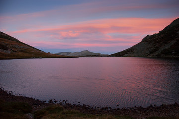 Naklejka premium Atardecer en la Laguna de los Caballeros, en el Parque Regional de la Sierra de Gredos