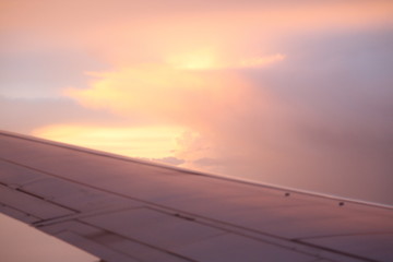 Fototapeta na wymiar Niebo z okna samolotu