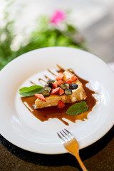 Cheesecake with berries ans caramel and mint
