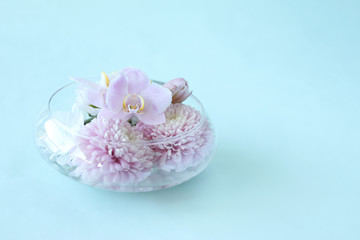 ピンクの胡蝶蘭とピンポンマムの花束