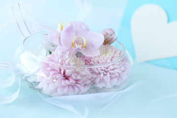Obraz na płótnie Canvas ピンクの胡蝶蘭とピンポンマムの花束とラブレター