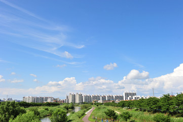 Fototapeta na wymiar Landscape of the urban apartment and blue sky.