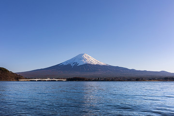 西日に照らされる富士山と橋
