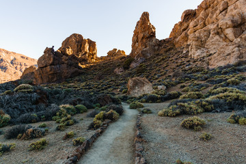 Beginn des Sonnenuntergangs im Teide Nationalpark auf Teneriffa. Ein idyllisches Foto in schöner Natur