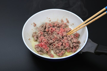 調理中の挽肉