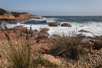 Sardinein Capo Coda Cavallo rau Brandung windig