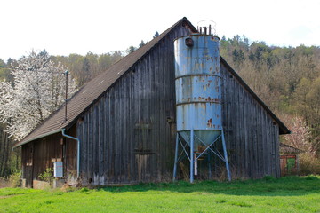 alte scheune mit einem alten silo